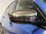 BMWのミラーは車種によって異なりますがレーンチェンジウォーニングが装備されております。詳しくは当店スタッフまでお問い合わせくださいませ。