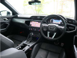 内装はシンプルに使い勝手を考え作られています。お車を運転する感覚をダイレクトに体感して頂けます。室内も広くロングドライブにも快適にお過ごしいただけます。