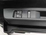 パワーウィンドウのスイッチです。 運転席に居ながら助手席の窓を開け閉めできるので便利ですよ。 ロック機能も付いてるので子供がイタズラして窓を開けるという事もできなくできますよ。