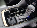 シフトパターンです。電気式のパーキングブレーキを採用してます。また車種・グレードによっては走行モードも変える事も!