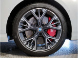 BMWの純正アロイホイールは軽量かつ強度にも優れているホイールで走行性能を引き上げる設計になっております。足元にもBMWは妥協がなくこだわっている個所になります。