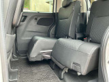 後部座席はスライド量が豊富なので、荷物を載せたい時はシートを前に、ゆったり座りたい時は、シートを後ろへスライドさせてください。