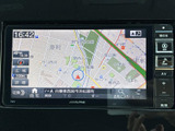 鮮明な地図表示で、視認性に優れたナビ画面です。スムーズな操作で、安心してドライブをお楽しみいただけます。