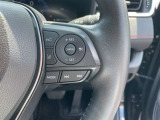 【クルーズコントロール】アクセル操作なしで一定速度を保つ機能。先行車との距離を自動調整する追従型が主流で、高速走行時の疲労を劇的に軽減します。長距離移動が多いお客様への商談では必須の快適装備です。