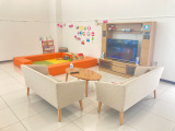 店内は広々とした空間です。テレビを見ながら、待ち時間をお寛ぎください。