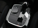 【シフトノブ】BMWの高性能オートマチックは、ATセレクトレバーを左側に倒すことで、通常の「D」から「S」(スポーツ)または「M」(マニュアル)へと切り替えが可能です。