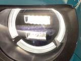 【LEDヘッドライト】が装備されています。夜間走行時や雨の日に明るく安全に前方を照らすことが出来ます。対向車からも見えやすいので相手に接近を知らせることも出来ます。