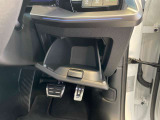 ステアリングの脇には、小物入れも搭載されていますので、自宅のキーや車庫のリモコンなどを収納いただくことも可能です