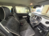 運転席は大きな座面と包み込むような背もたれが身体全体を支えます。上質なシートを採用し長時間の運転やコーナーの多い道も快適です。座ったときの頭上スペースも余裕たっぷりでロングドライブも楽チンです♪