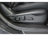 パワーシートを装備。お好みのポジションに細かく調整でき、快適な運転をサポートします。