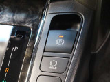 「HOLD」スイッチを押し、システムONの状態にしておくことで、渋滞や信号待ちなどでブレーキを踏んで停車した時にブレーキを保持。アクセルを踏むと解除されます。