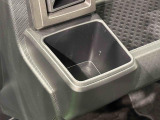 助手席埋め込み式カップホルダー(太ボトル600mm収納可能)