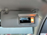 運転席サンバイザーと証明付きバニティミラーです。