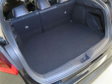 後席使用時でも、十分な荷室空間を確保しております。
