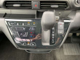 「オートエアコン」付き一年中快適な室内を提供!車内温度を設定すると、風量を自動で調節してくれます。さらに前席シートヒーターつき(^^)/