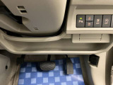 【運転席アンダートレー】タオル等置くのに便利