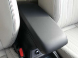 運転席と助手席の間には、アームレストが装備されています!