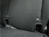 ISOFIX対応。シートベルトを使わずチャイルドシートとクルマの固定金具を連結するだけのカンタンでガッチリ固定できる取り付け方法です。