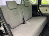 ゆったりと座れる後席空間。長距離移動でも疲れにくい快適性を実現しています。家族や友人と楽しい時間を過ごせます。