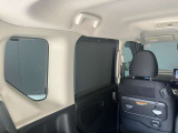 ロール式シェードが出てきます!車内の温度を安定して保てます♪強い日差しもシャツトダウンしてくれます☆