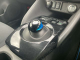 電制シフト。手のひらで包むようにして、手首を軽く動かすだけでシフトできる、マウス感覚のシフト。