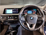 【ハンドル】ドライバーとBMW車の一体感がダイレクトに伝わるステアリングホイール。形状・太さへの拘りに加えて、操作性を高める為にスイッチ類も配置。クイックかつ安定のドライビングを体感下さい!