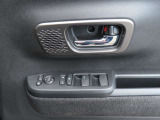 運転席側ドアの、インナードアハンドルとウィンドウなどの操作スイッチ類です。
