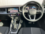 インテリアはブラックを基調とした内装になっております。飽きの来ないドイツ車らしい内装です。