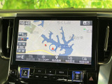 高精細な地図表示で、目的地までスムーズに案内。渋滞情報もリアルタイムで確認でき、安心のドライブをサポートします。
