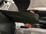 運転席にはフロントセンターアームレスト。
