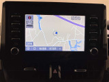 ディスプレイオーディオ搭載車です(T-コネクトナビ)!Bluetoothも付いていますし、フルセグでテレビも視聴出来ますナビゲーション契約の件はスタッフにお尋ねください。