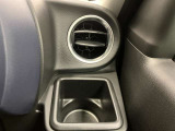 【運転席ドリンクホルダー】使いやすさに配慮したドリンクホルダー