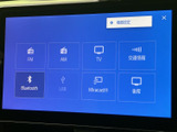 FM・AMに加え、BluetoothやUSBなどの選択肢が画面に表示されています。使いたい音源を選びやすく、ラジオや接続機器の音楽を楽しみたい日常の移動に便利です。