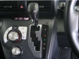 無段変速機(CVT)を搭載。有段変速機に存在する「変速ショック」が無いので、スムーズなアクセル操作が可能です♪