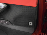 プレミアムHiFiシステムを装着し、V6サウンドとともに上質な音響空間で音楽をお楽しみいただけます。