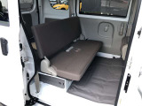 いざというときは4人乗車可能なリヤベンチシート。スッキリたためて荷物の積載時に出っ張るようなこともありません。