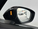 ●アウディサイドアシスト『後方の死角を並走する車両を検知しドアミラーの内側のLEDが点灯。ドライバーに注意を促し事故を未然に防ぐシステムです。』