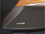 ハーマンカードンは移動中の車内空間をより快適に過ごす為のスピーカーで600W・9チャンネル・サラウンド・車両専用のイコライザーが装備され、良質な音源でございます。