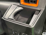 運転席側掘り込み式カップホルダー