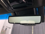 デジタルインナーミラー。車両後方カメラの映像をミラー内のディスプレイに表示する運転補助装置です。