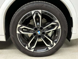 【BMWアロイホイル】軽量かつ強度に拘ったアロイホイル。走行性能ポテンシャルを引き出す設計。車の足元を引き締めてくれる大きなポイントはアロイホイルです。