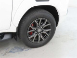 装着タイヤサイズは、265/60R18です。純正アルミホイールを装着しております。