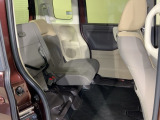 後席をはね上げれば、「もうひとつの荷室」が生まれます。