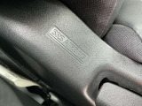 サイドエアバッグは側面衝突時に展開し、乗員を保護して重傷リスクを低減します。これにより運転者と前席の助手席の安全が向上し、安心なドライビング環境を提供します。