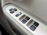 電動格納ミラーとパウェアーウインドウも装備してます。