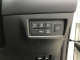 横滑り防止装置、車線逸脱警報システムなどの安全装備も充実。バック時の障害物を検知し知らせるコーナーセンサーや、360&deg;ビューモニター、リアゲートの開閉スイッチがあります。