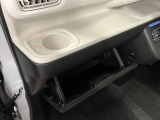 グローブボックスなどの多彩で便利な収納が設けられています。