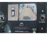 カメラの映像は室内ディスプレイに表示されますので安全運転につながります。