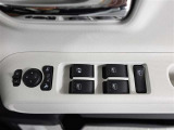 運転席のパワーウインドスイッチで全席窓の開閉・ロック操作ができます。