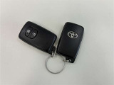 スマートエントリーキーシステムです。鍵を持っていればドアロック、解除、エンジン始動も楽チンです。イチイチ鍵を出す手間も無くなりますよ。悪天候時にも重宝しますね。